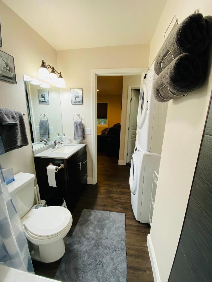 Beautiful 2 Bedroom 1 Bath Apartment With Private Garage Анкоридж Екстер'єр фото