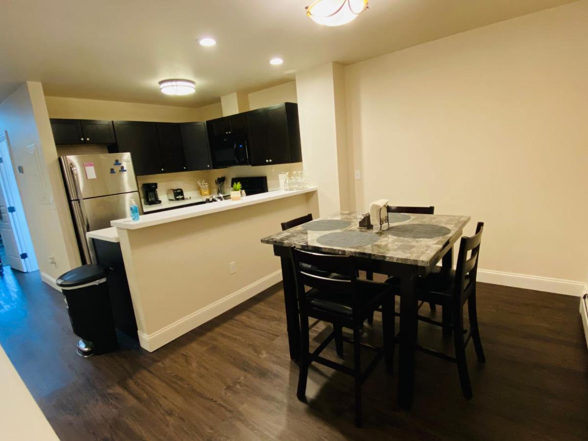 Beautiful 2 Bedroom 1 Bath Apartment With Private Garage Анкоридж Екстер'єр фото