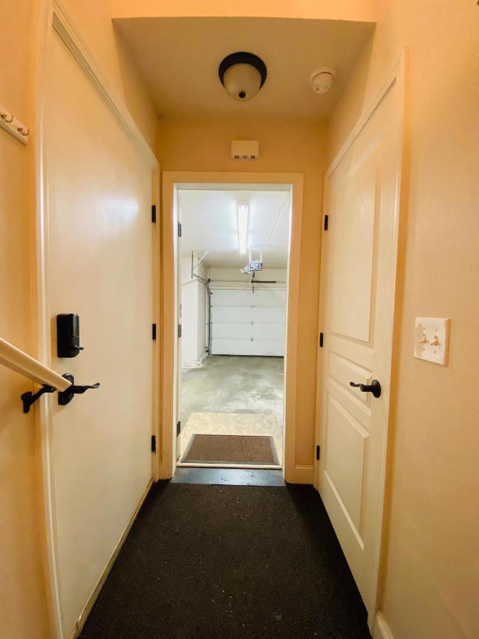 Beautiful 2 Bedroom 1 Bath Apartment With Private Garage Анкоридж Екстер'єр фото