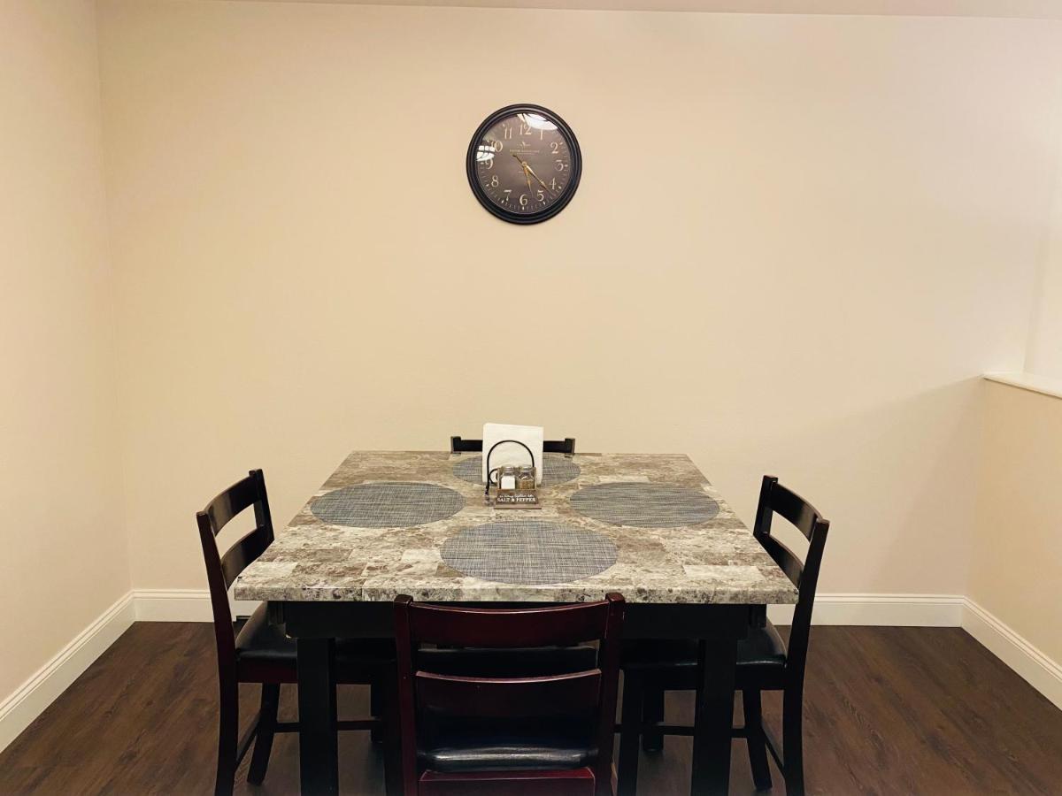 Beautiful 2 Bedroom 1 Bath Apartment With Private Garage Анкоридж Екстер'єр фото