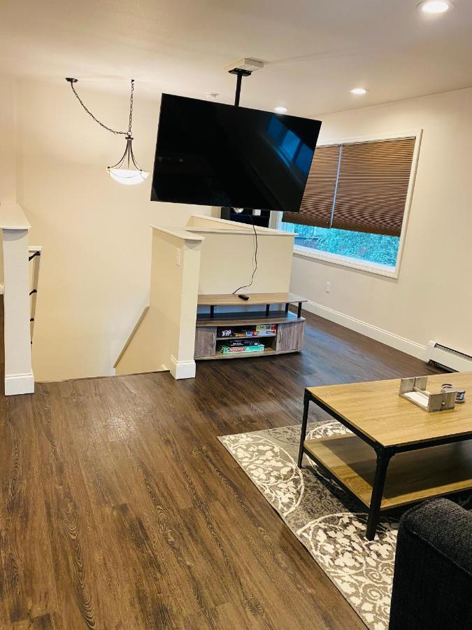 Beautiful 2 Bedroom 1 Bath Apartment With Private Garage Анкоридж Екстер'єр фото