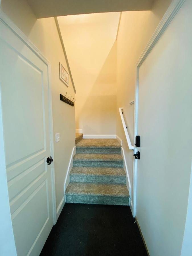 Beautiful 2 Bedroom 1 Bath Apartment With Private Garage Анкоридж Екстер'єр фото